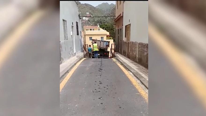 Si no cabe, no cabe: un camión se queda bloqueado en una calle de Santa Cruz