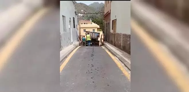 Un camión se queda atascado en Valleseco