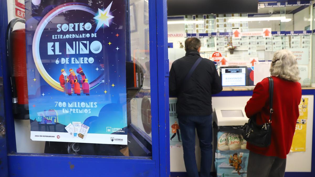 Varias personas compran décimos de la Lotería de El Niño en una administración de Córdoba.