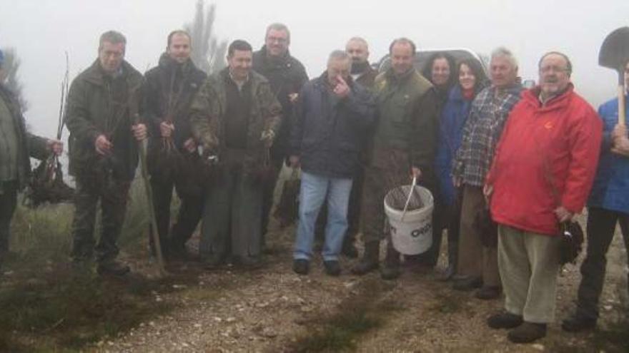 Comuneros de Crecente con palas y ejemplares de árboles, antes de la plantación.  // D.P.