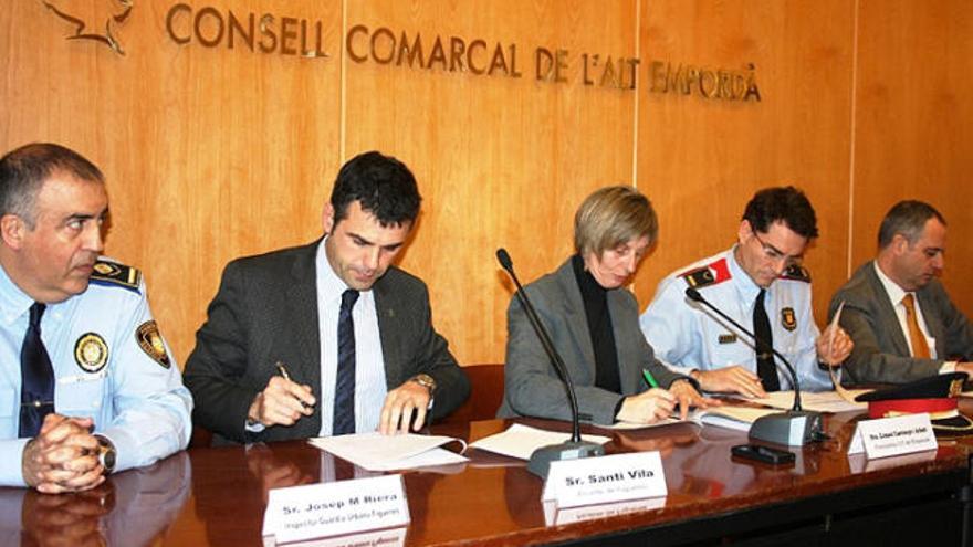 Els membres de les diferents administracions, en signar l&#039;acord.