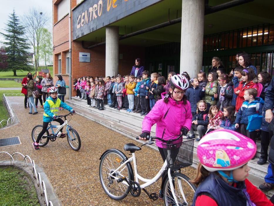 Los alumnos del Colegio Santa Bárbara de Lugones celebran el Día Mundial de la Bicicleta junto a Chechu Rubiera y Ángel García