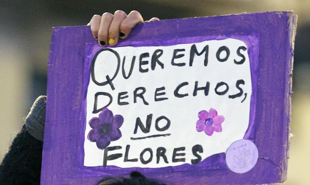 Una mujer en una manifestación del 8-M, ayer en Valencia. Una mujer en una manifestación del 8-M, ayer en Valencia.
