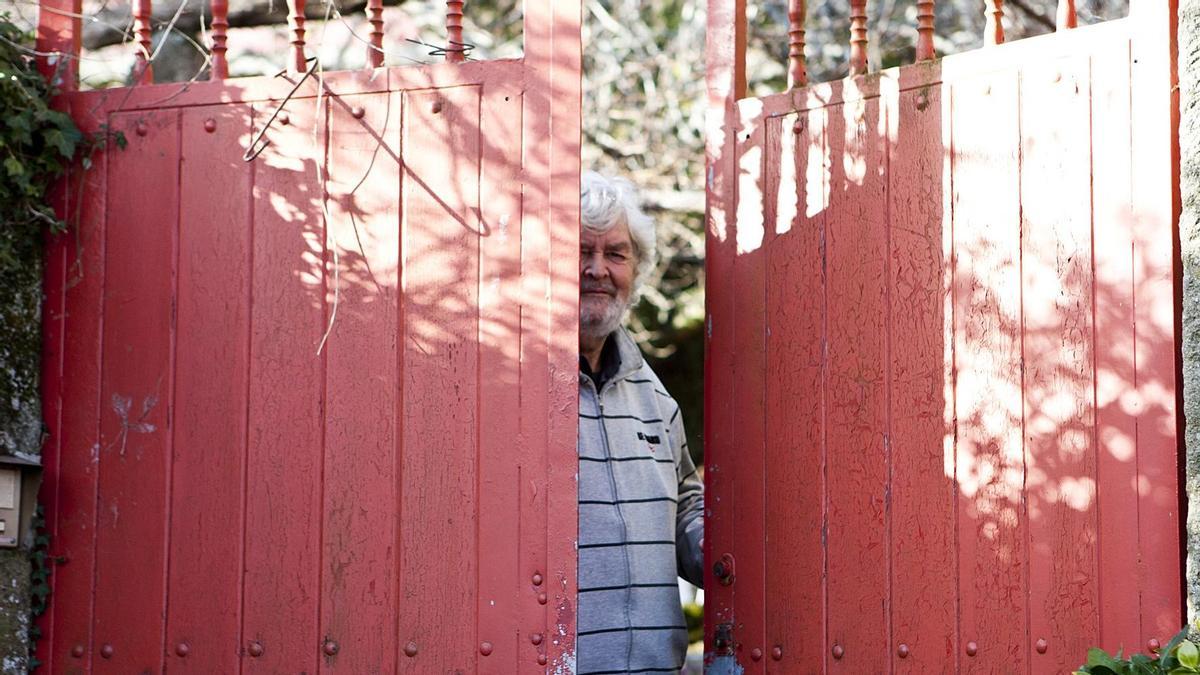 Xosé Manuel Beiras pecha a porta da súa casa, A Reboraina, no concello de Brión.