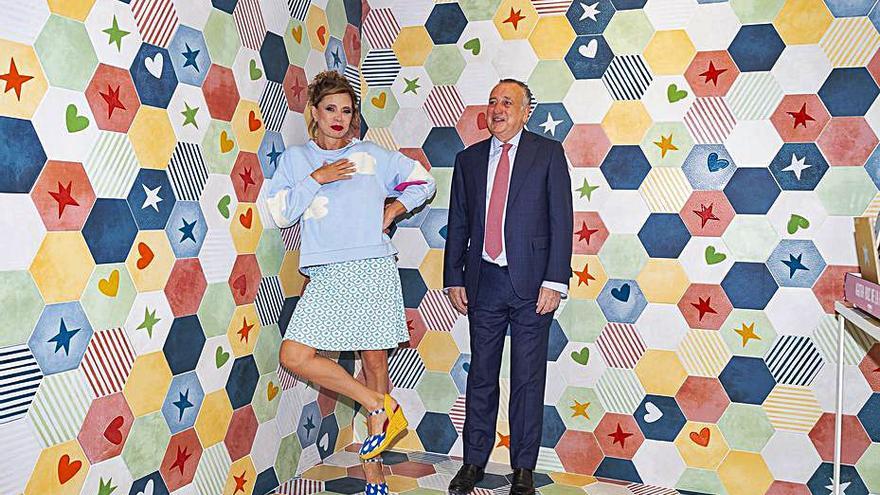 Agatha Ruiz de la Prada y el presidente de Pamesa, F. Roig. | LEVANTE-EMV