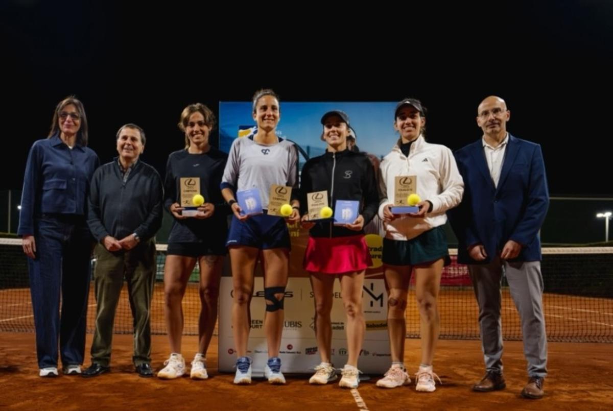 La tenista de Xàtiva Ángela Fita, al centro, con el trofeo de campeona de dobles del ITF de Sabadell.