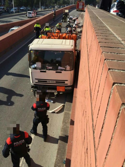 Detingut a trets un camioner que circulava contra direcció per la ronda Litoral