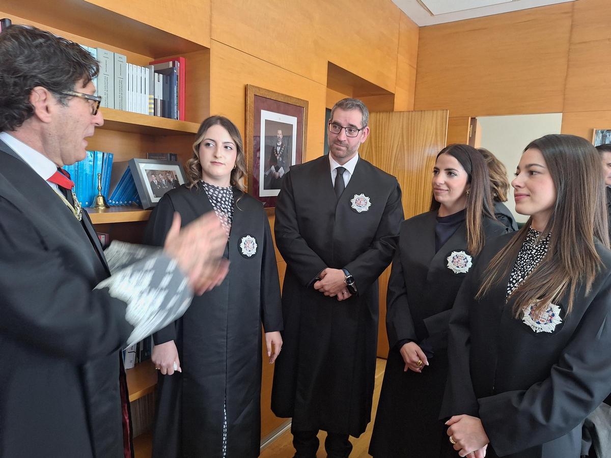 Pasqual del Riquelme habla con jóvenes juezas y un juez que llegan a la Región.