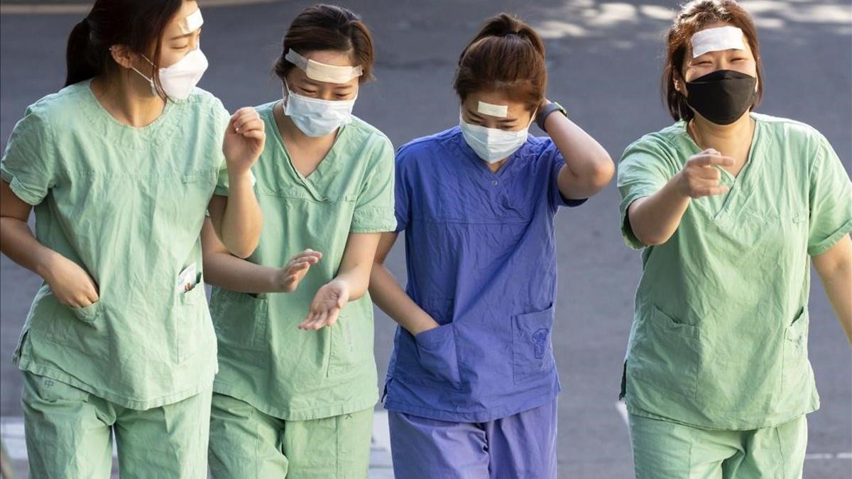 Médicos con mascarillas frente al coronavirus en Corea del Sur