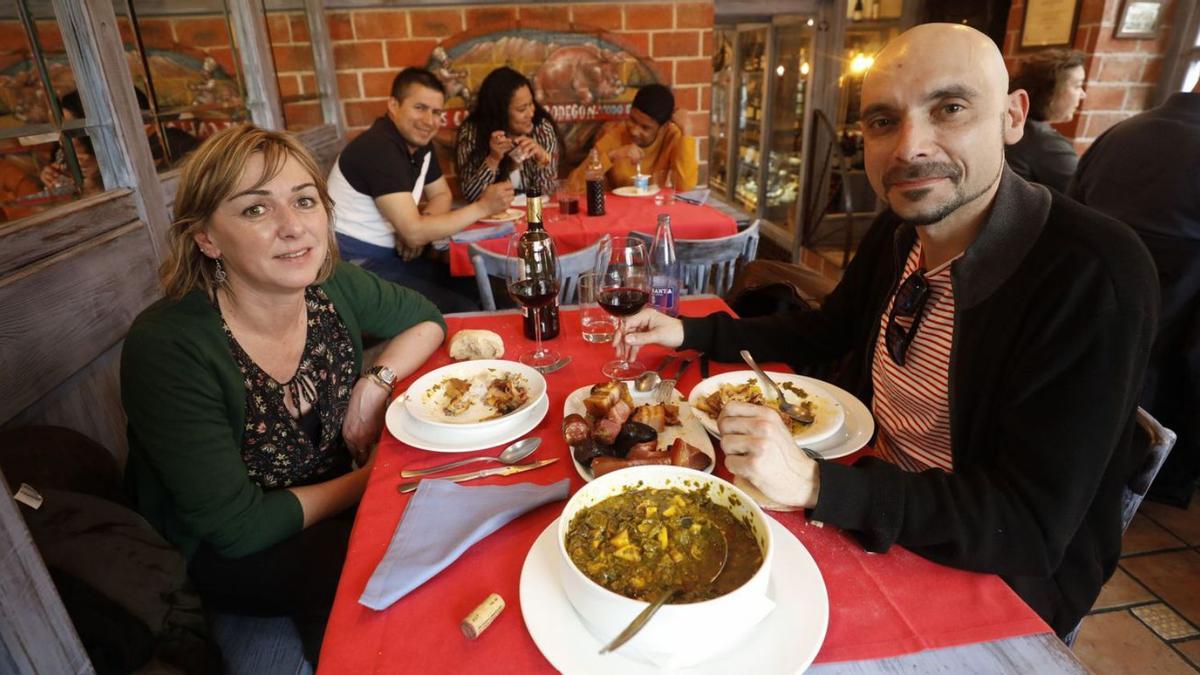Ccomensales en El Bodegón de Teatinos.