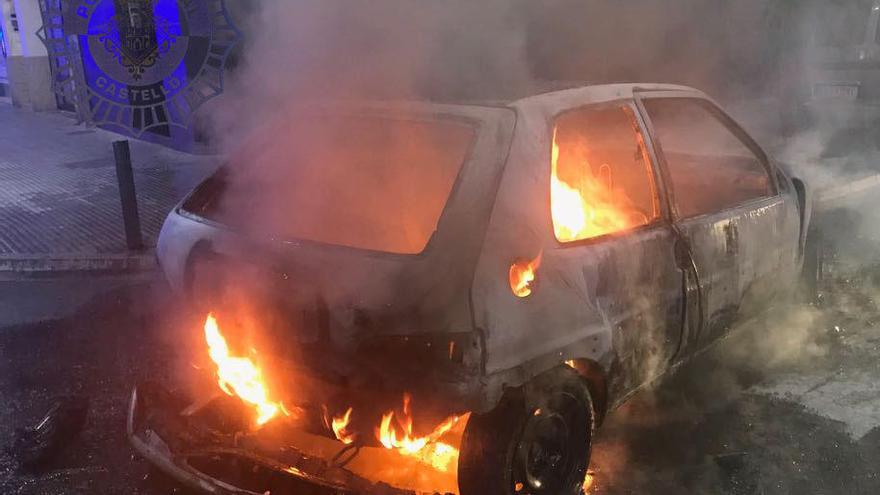 Un accidente en la calle Lepanto causa dos heridos y el incendio de uno de los coches implicados