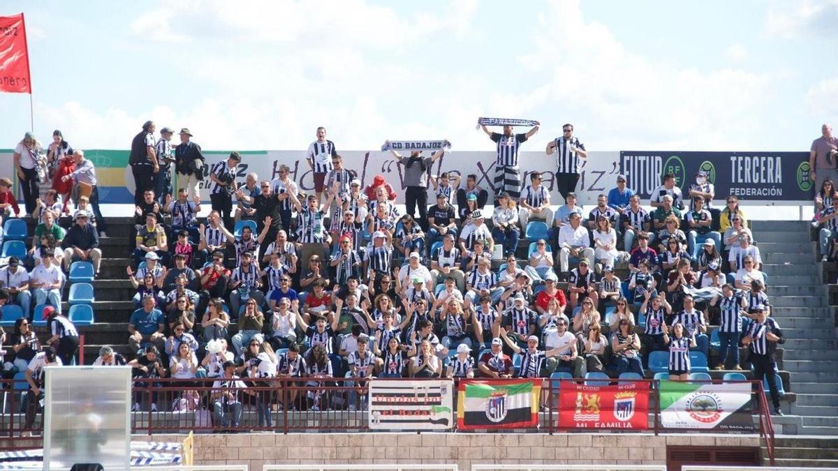 La afición del Badajoz presente en el Municipal de Jaraíz de la Vera.