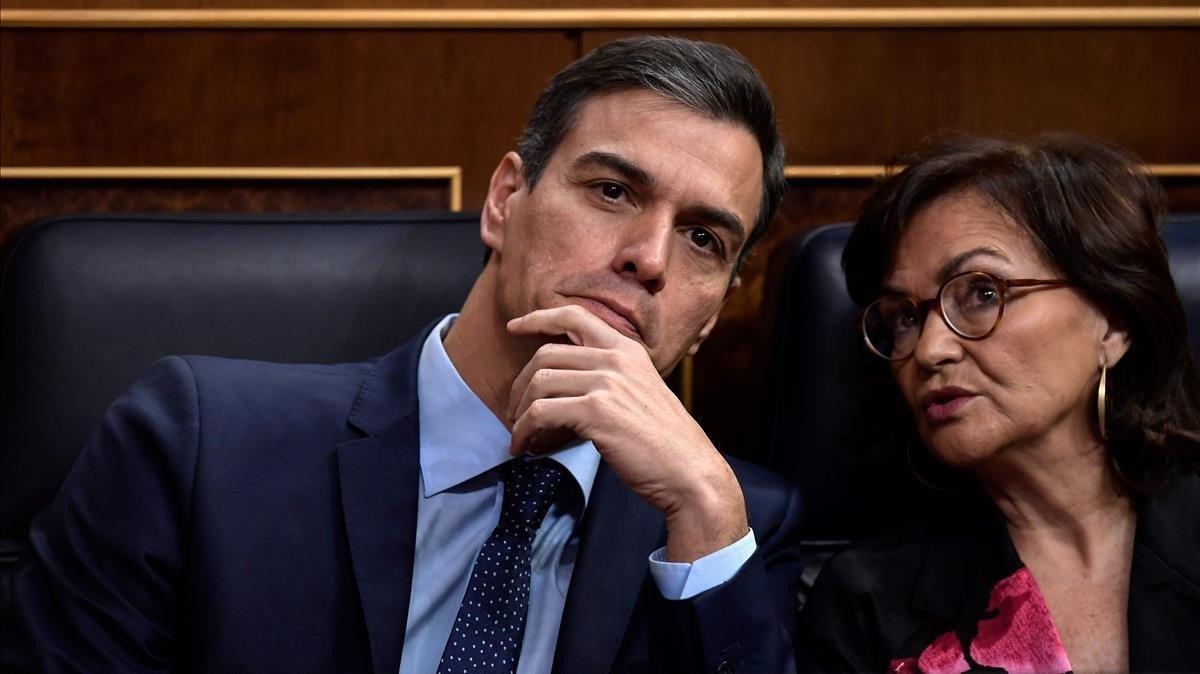 El jefe del Gobierno, Pedro Sánchez, y la vicepresidenta Carmen Calvo, en el Congreso.