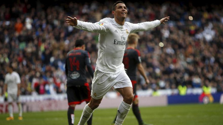 Cristiano Ronaldo celebra su segundo tanto al Celta en el Bernabéu.