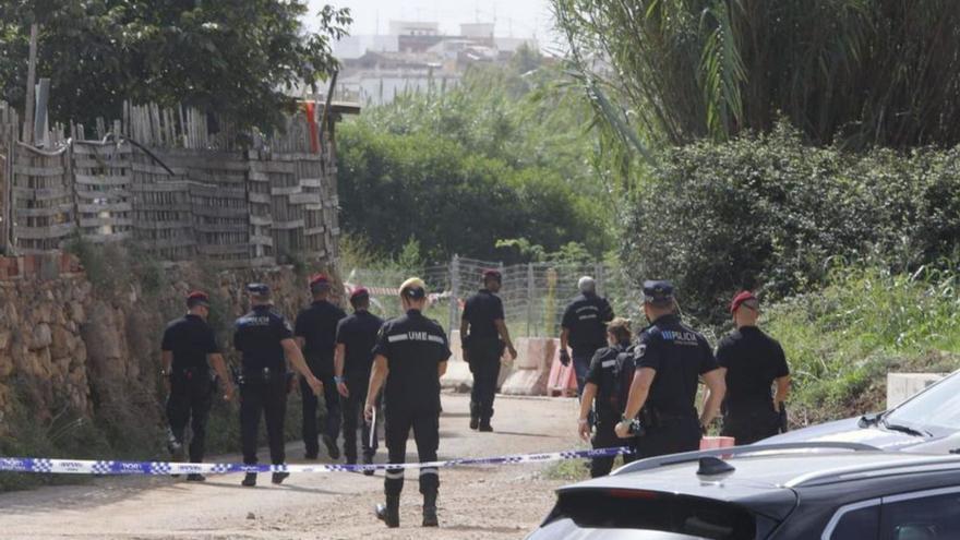 UME, Policía Local, Nacional, Bomberos y GEOS, ayer. | EDUARDO RIPOLL