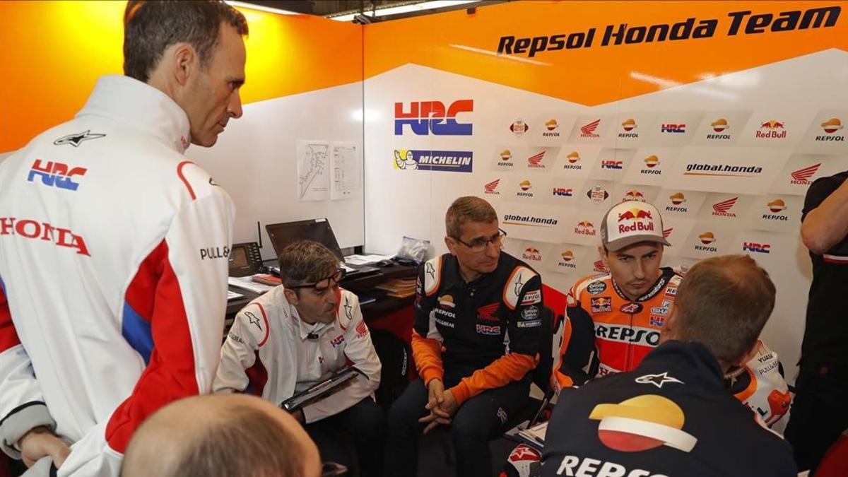 Alberto Puig, máximo responsable deportivo de Honda, participa en una reunión en el rincón de Jorge Lorenzo.