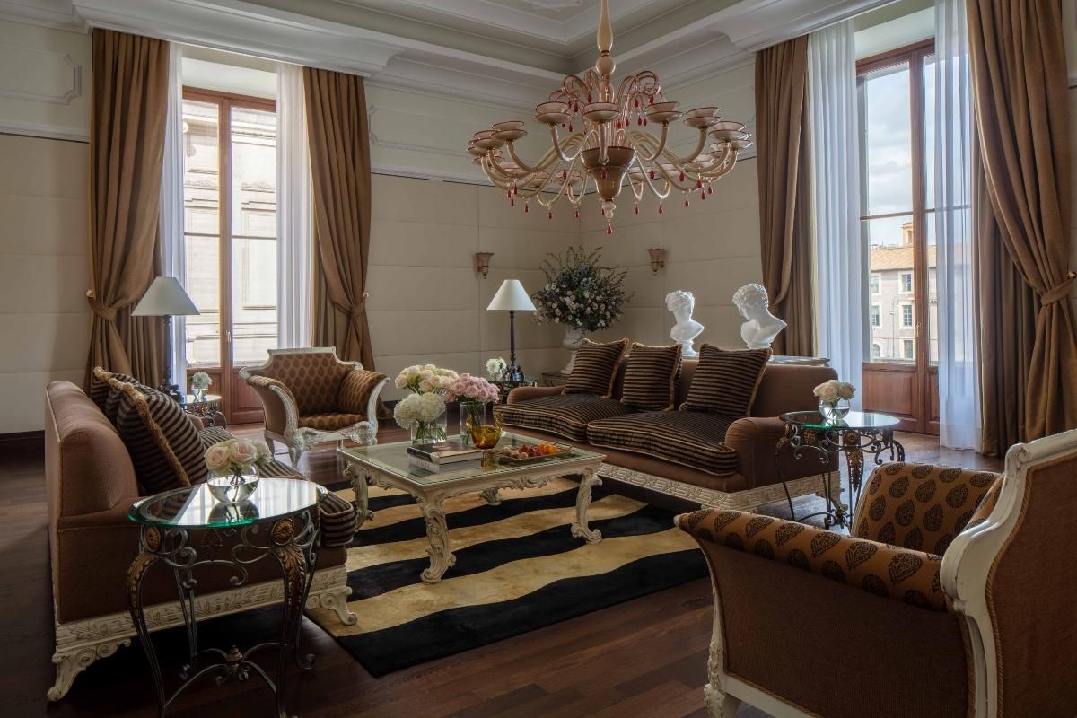 Sala de estar de la suite presidencial en Anantara Palazzo Naiadi Roma Hotel.