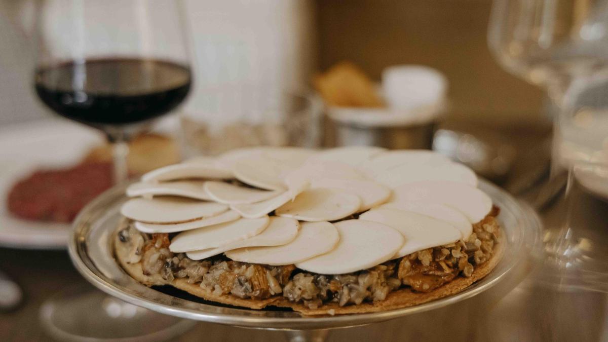 Una deliciosa tartaleta de champiñones y setas, receta del chef Mario Vallés, asesor de El Patio de Claudio, en el Hotel Único.