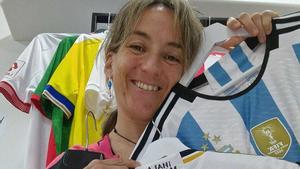 Itziar González, con la colección de camisetas de los jugadores con los que ha trabajado.