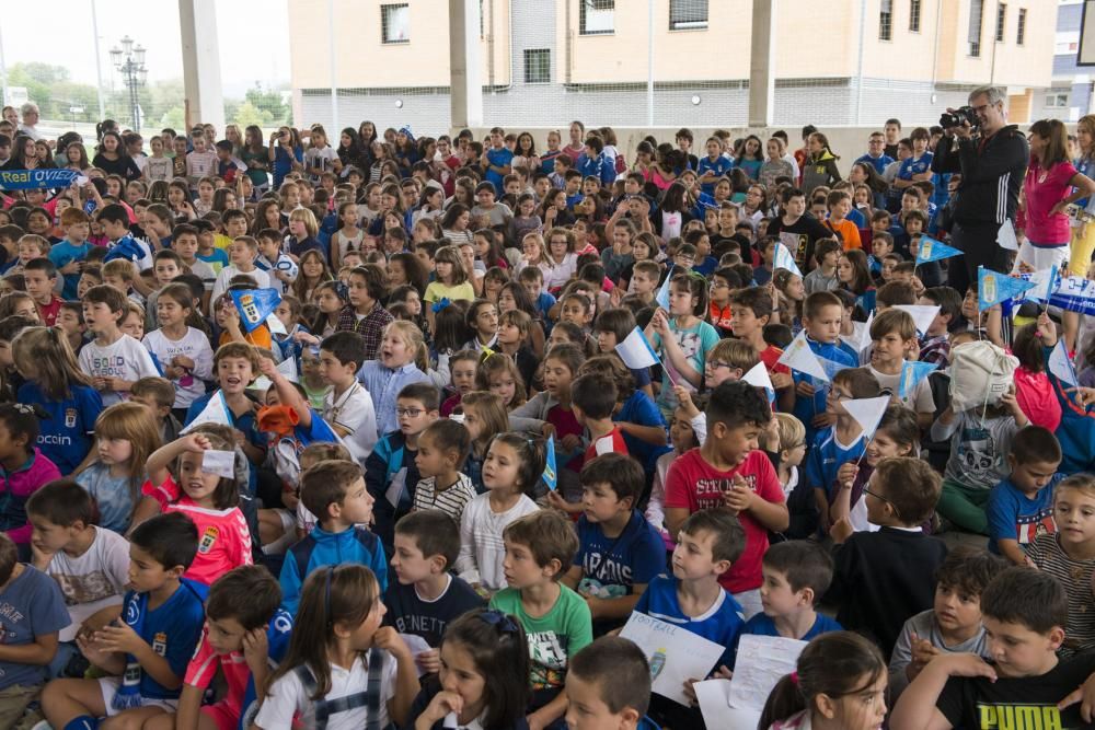 Los jugadores del Real Oviedo, Esteban y Diegui, visitan el colegio de La Corredoria 2