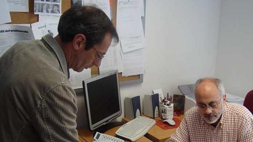 El jefe de Estudios y el director inspeccionaban ayer los ingredientes del chicle