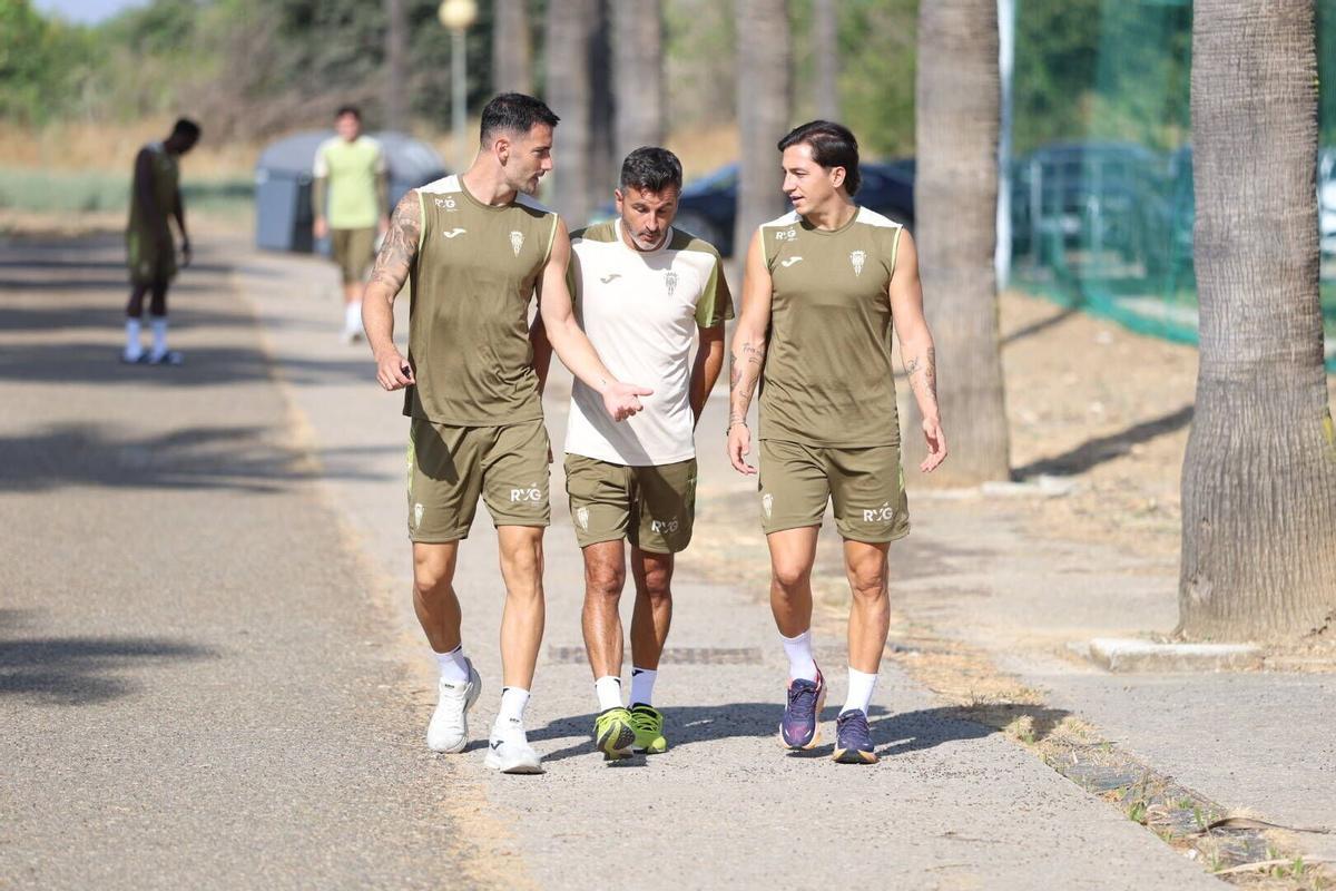 Carlos Albarrán y Christian Carracedo conversan con Iván Ania antes de una sesión de esta semana.