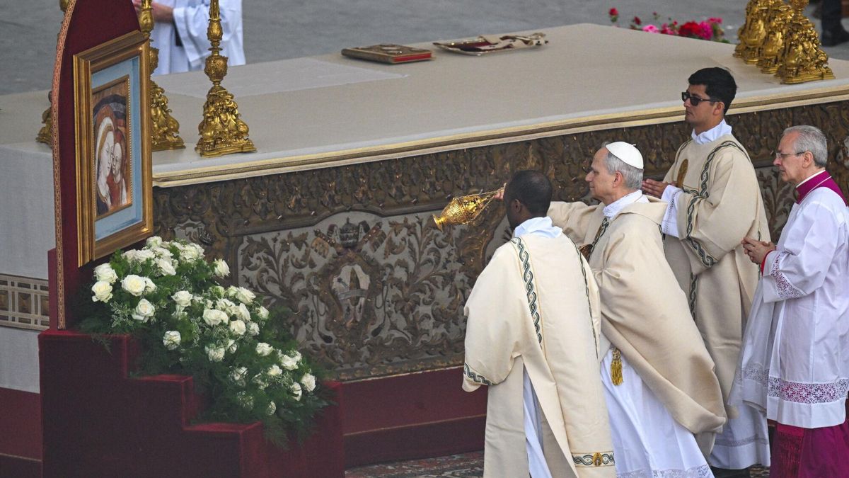 Vatican Cty (Vatican City State (Holy See)), 18/05/2025.- Pope Leo XIV (2-L) leads the Holy Mass for the Beginning of the Pontificate, at St. Peter's Square, in Vatican City, 18 May 2025. (Papa) EFE/EPA/DAREK DELMANOWICZ POLAND OUT. POLAND OUT
