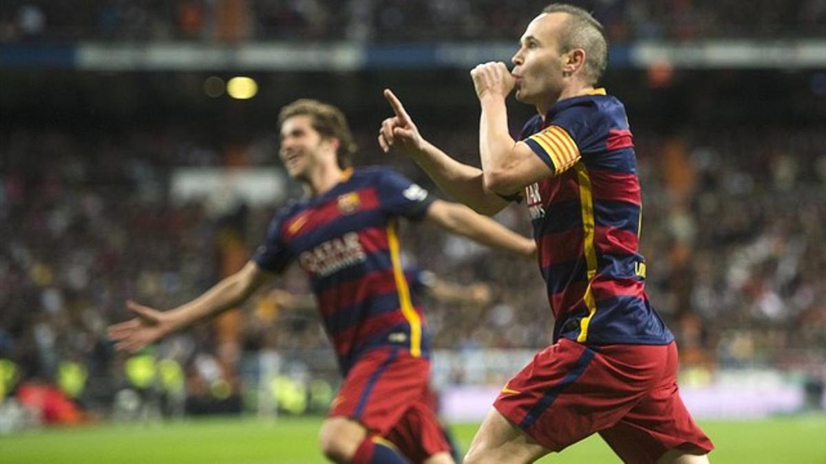 Iniesta celebra su golazo, el 0-3, en el Bernabéu.