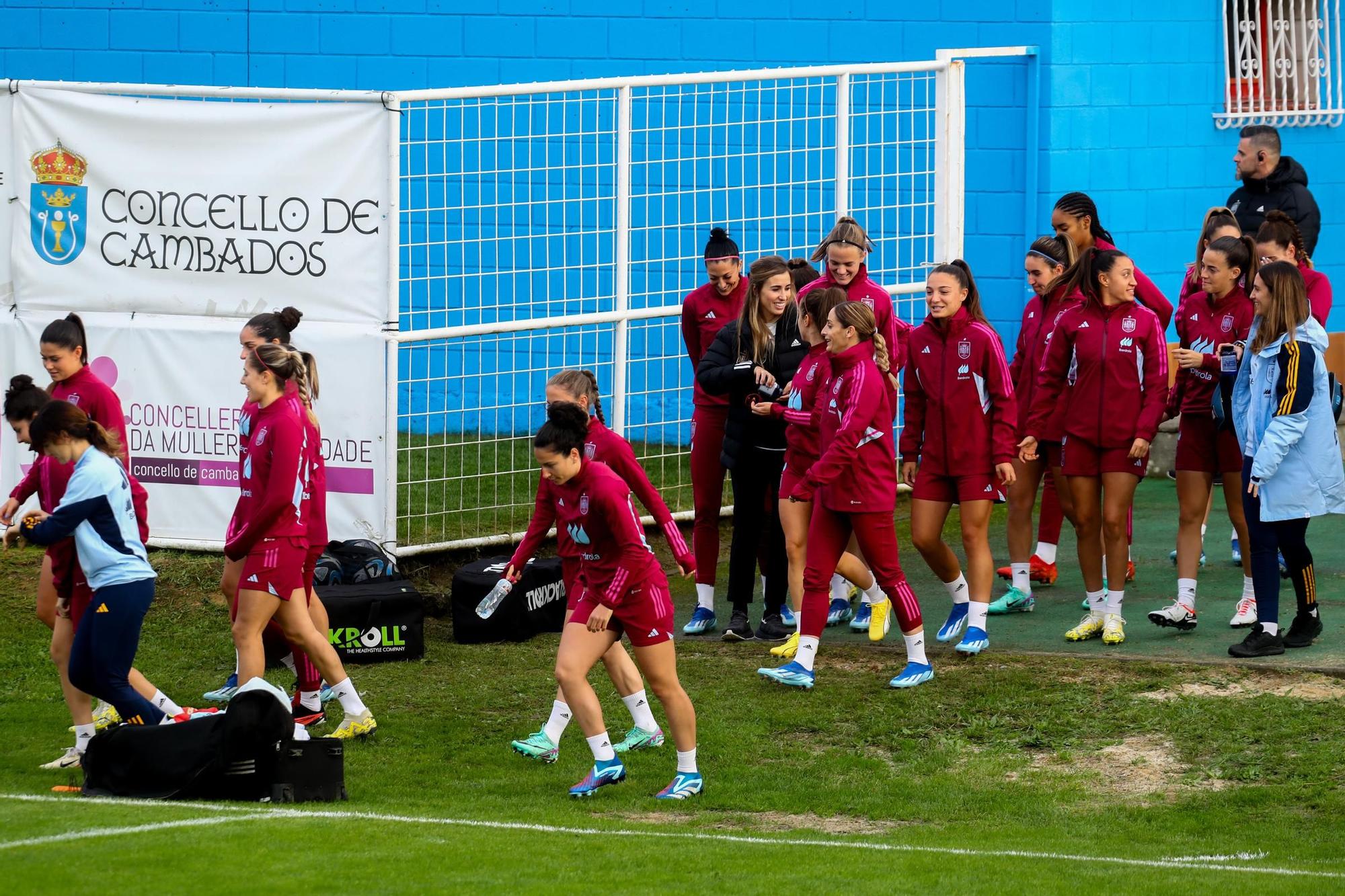 Las imágenes del histórico entrenamiento de la selección española femenina en Burgáns