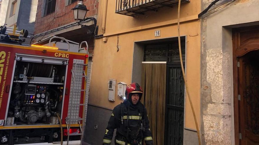 Bomberos a su llegada al inmueble afectado en Santa Magdalena.