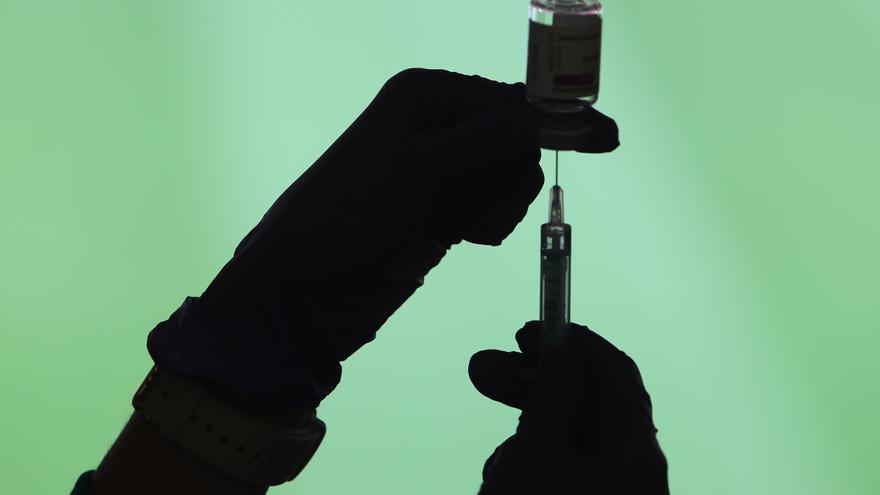 La píldora o el tabaco producen más riesgo de trombos tras la vacuna
