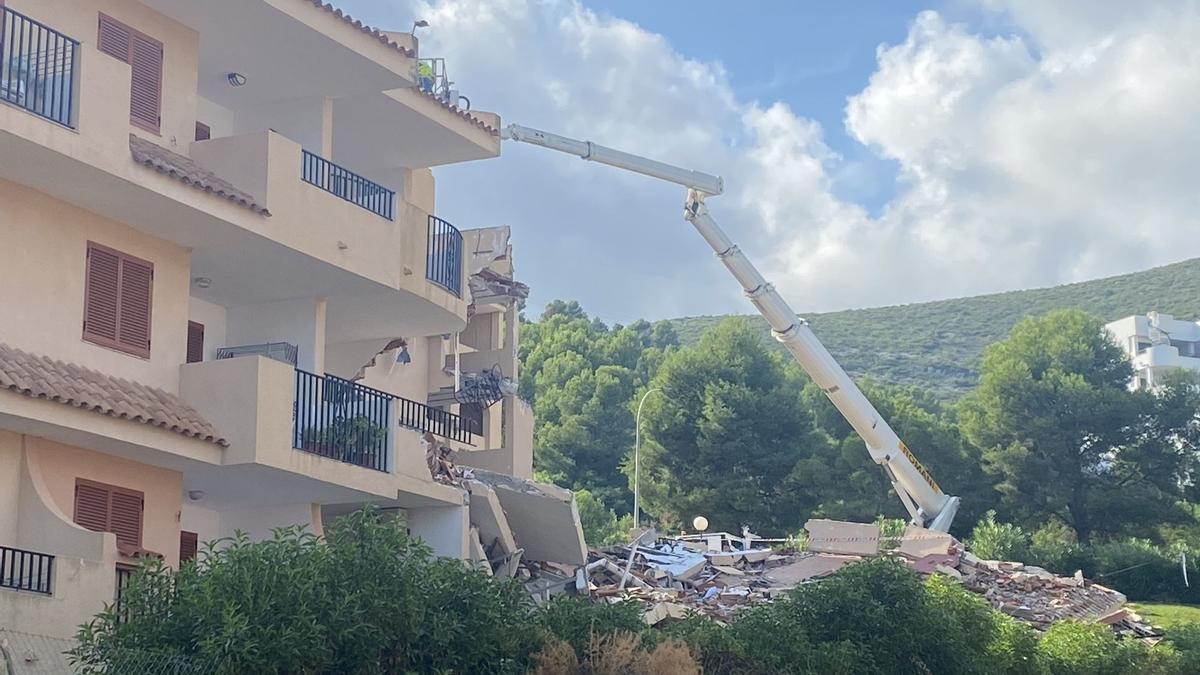 Inician la demolición y desescombro del edificio derrumbado en Peñíscola.