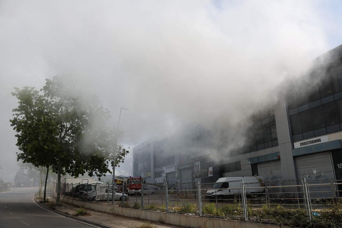 Una imagen tomada el 10 de mayo de 2025 muestra una columna de humo saliendo de un almacén de productos de limpieza para piscinas en la ciudad costera de Vilanova i la Geltrú, al sur de Barcelona. Las autoridades españolas instaron el sábado a más de 160.000 personas cerca de Barcelona a permanecer en sus casas después de que un incendio en una nave industrial liberara una nube tóxica de cloro sobre una amplia zona. 