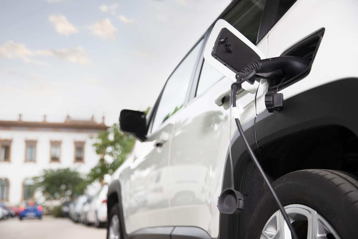 Coche enchufado a un cargador eléctrico