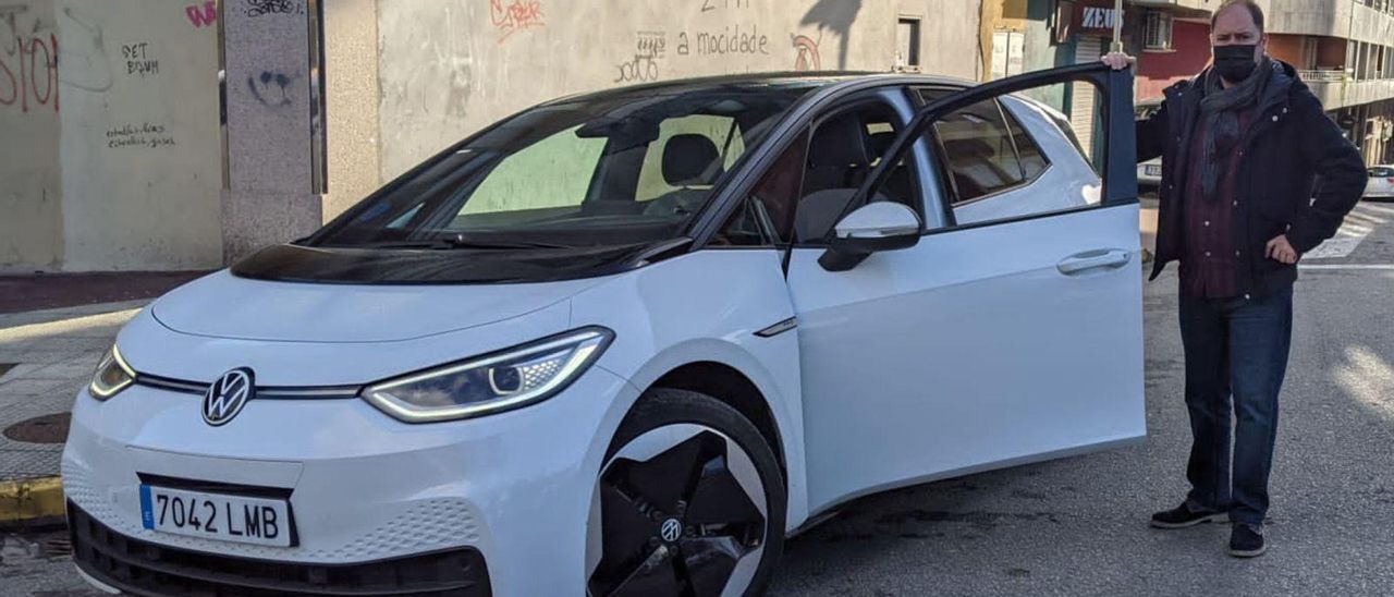 Agustín Casqueiro ante su vehículo eléctrico en Cangas.