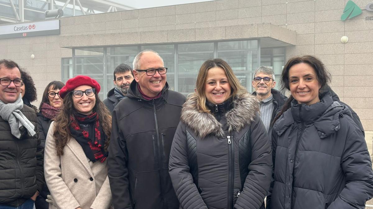 Representantes de Izquierda Unida, Zaragoza en Común y el Ministerio de Transportes en la estación de Cercanías de Casetas esta mañana