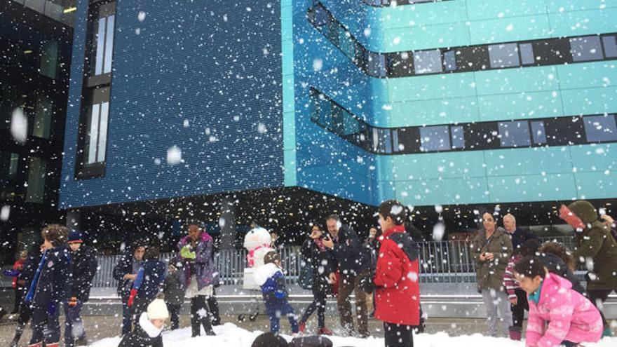 Los niños juegan con la nieve en el Cunqueiro