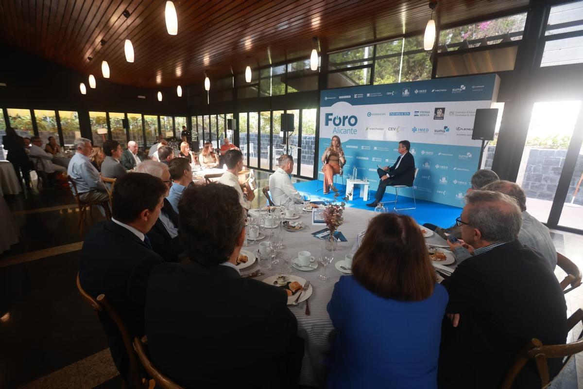 Un momento del desayuno protagonizado por Ángela de Miguel en Foro Alicante.