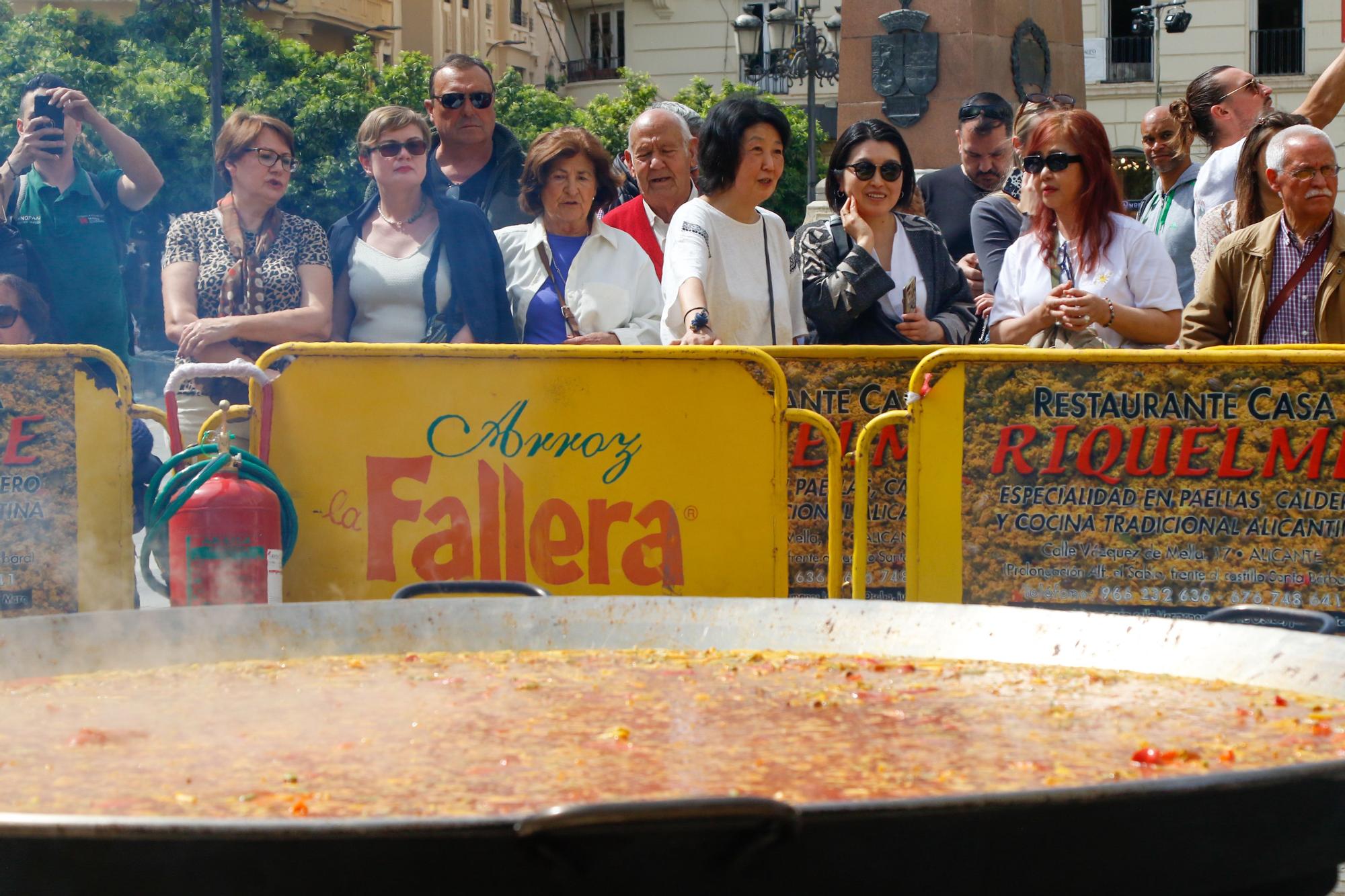 Alicante promociona su imagen en Córdoba con un arroz gigante