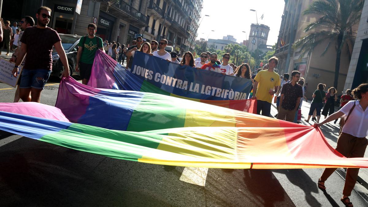 Una bandera en defensa del moviment LGTBI a la manifestació de la comissió unitària el 30 de juny de 2018