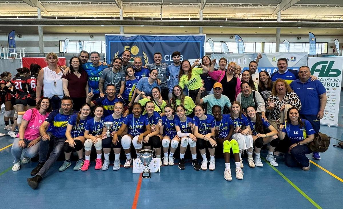 Los componentes del Adecor celebran la conquista del título andaluz.