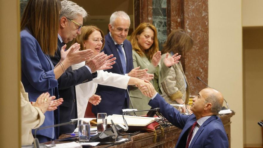 El socialista Pedro López toma posesión de su escaño en la Asamblea Regional