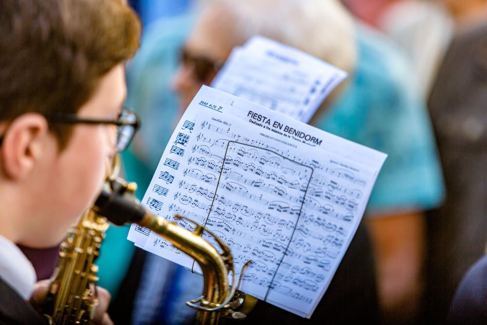 Más de 500 músicos marcan el ritmo en el inicio de las Fiestas de Benidorm