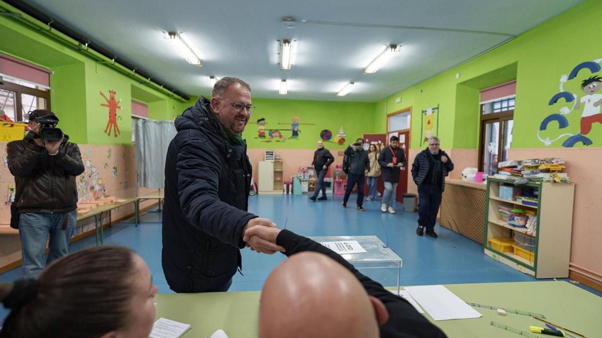 Antonio Rodríguez Osuna acude a votar en Mérida, este domingo por la mañana.