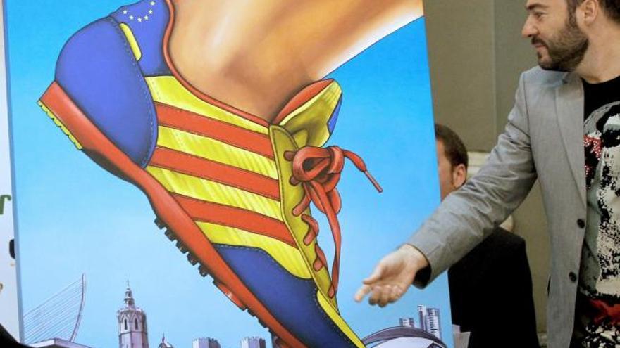 La alcaldesa de Valencia, Rita Barberá, descubre, junto al artista Antonio de Felipe, el cartel que promociona la candidatura de esta ciudad como Capital Europea del Deporte en 2011.