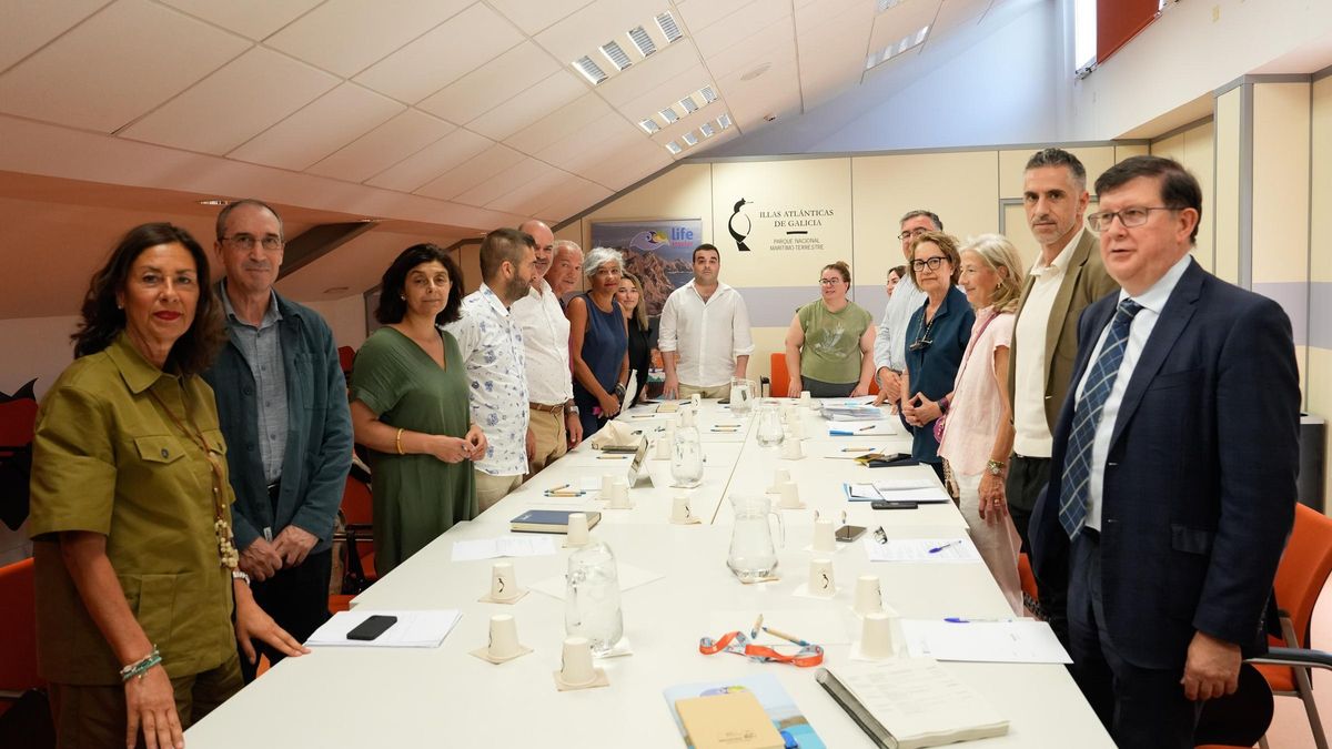Los participantes ayer en la reunión de la Mesa por Ons, en la sede del Parque Nacional Illas Atlánticas en Vigo.