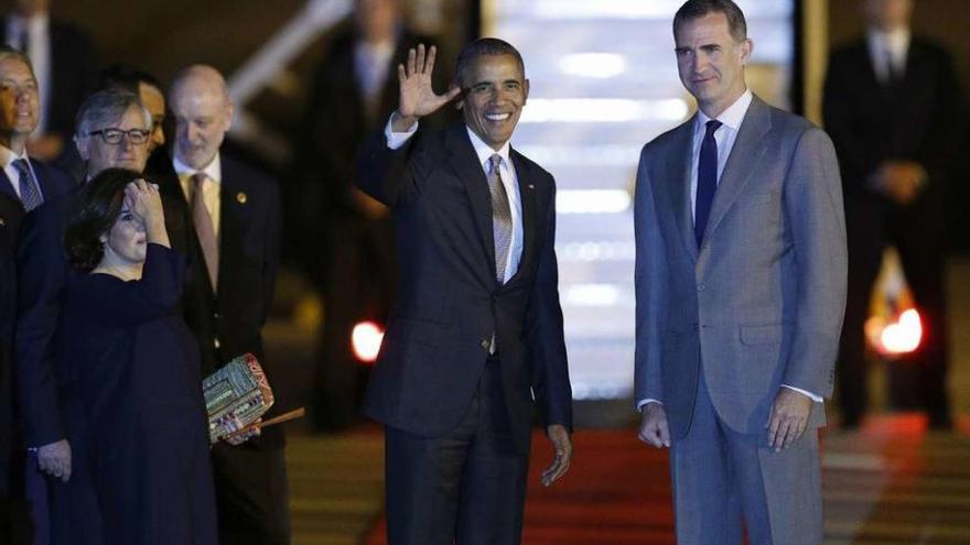 Obama saluda a su llegada a Madrid tras ser recibido por Felipe VI y por la vicepresidenta en funciones, Soraya Sáenz de Santamaría. // Efe
