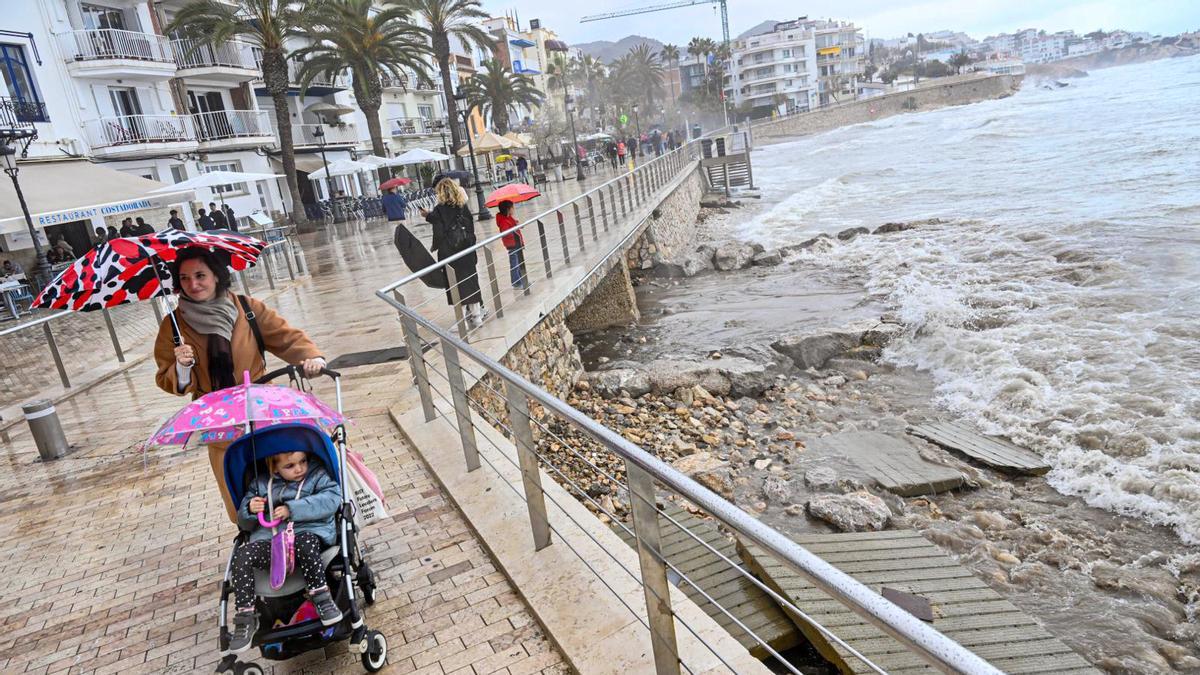 El temporal de mar deja sin arena numerosas playas catalanas