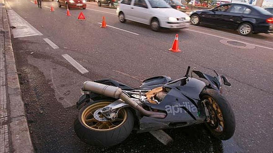 El joven piloto salió despedido de su moto a consecuencia de una colisión con un turismo.