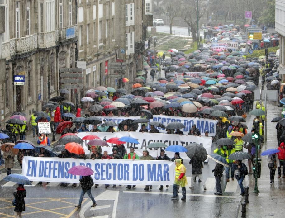 Miles de marineros protestan en Galicia para defen